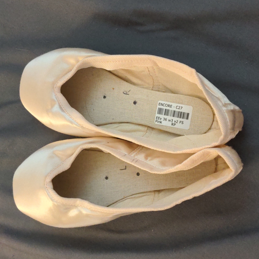 Russian Pointe pointe shoes: "Encore" model